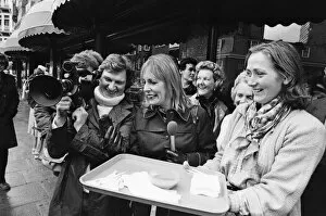 Images Dated 16th October 1980: 'Thats Life'television star Esther Rantzen pictured asking passers-by to