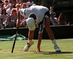 Images Dated 28th June 1995: TIM HENMAN PLAYS AGAINST PETE SAMPRAS AT WIMBLEDON TENNIS CHAMPIONSHIPS 28 / 06 / 1995