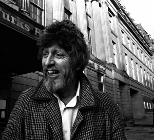 Images Dated 25th November 1982: Tom Baker outside the Royal Turks Head Hotel in Newcastle on 25th November 1982