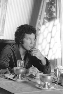 Images Dated 25th April 1977: Tom Jones singer April 1977