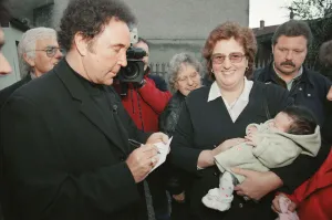 Tom Jones, (singer from Wales) arrives in Pontypridd, Glamorgan, South Wales Tom Jones, (singer from Wales) arrives in Pontypridd, Glamorgan, South Wales
