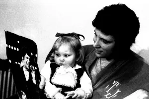 Images Dated 25th March 1971: Tom Jones with three year old hole-in-the-heart patient Lisa Anne Scott from Gateshead