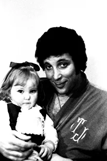 Images Dated 25th March 1971: Tom Jones with three year old hole-in-the-heart patient Lisa Anne Scott from Gateshead