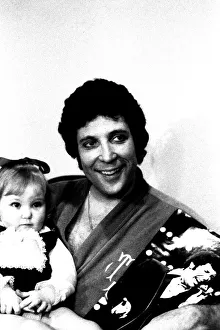 Images Dated 25th March 1971: Tom Jones with three year old hole-in-the-heart patient Lisa Anne Scott from Gateshead