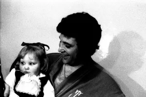 Images Dated 25th March 1971: Tom Jones with three year old hole-in-the-heart patient Lisa Anne Scott from Gateshead