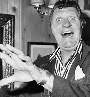 Images Dated 8th July 1974: Tommy Cooper performing in bar of Wig and Pen club - July 1974 08 / 07 / 1974