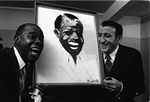 Images Dated 28th October 1970: Tony Bennett presents Louis Armstrong a painting 1970 cleysc