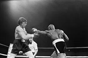 Images Dated 11th February 1983: Tony Sibson relinquished his European and Commonwealth titles to ensure he got the right