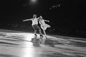 Images Dated 25th May 1986: Torvill and Dean, (Jayne Torvill and Christopher Dean) dance at World Ice Spectacular