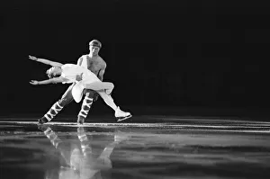 Images Dated 25th May 1986: Torvill and Dean, (Jayne Torvill and Christopher Dean) dance at World Ice Spectacular