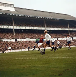 Tottenham Hotspur v Aston Villa, Pat Jennings (Tottenham Hotspur Tottenham Hotspur v Aston Villa, Pat Jennings (Tottenham Hotspur