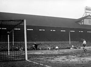 Core61 Gallery: Tottenham Hotspur v Manchester United -Bobby Charlton shoots at goal