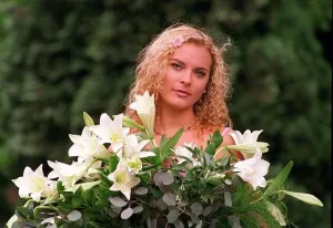 Images Dated 22nd May 1998: Tracy Shaw Actress May 1998 pictured with Lillies Flowers A©Mirrorpix