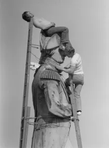 Images Dated 16th May 1980: Trafalgar Square London Heatwave May 1980 Terry Dosell basked away in the sunshine