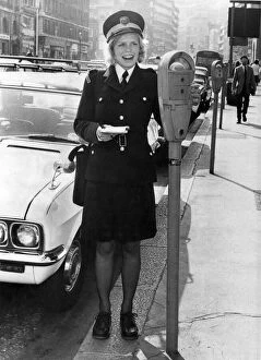 Images Dated 3rd August 1973: Traffic Warden, Denise Taylor, looks at a parking meter in London. August 1973 P018265