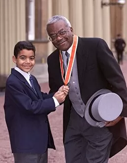 Images Dated 30th November 1999: TREVOR McDONALD NOVEMBER 1999 WITH SON JACK AFTER BEING KNIGHTED AT BUCKINGHAM
