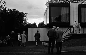 Images Dated 4th October 1970: Trippers and fans looking round George Bests luxury home in Blossom Lane, Bramhall
