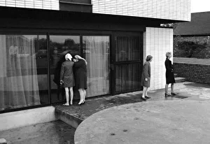 Images Dated 4th October 1970: Trippers and fans looking round George Bests luxury home in Blossom Lane, Bramhall