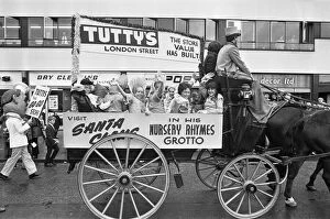 Images Dated 11th November 1970: Tuttys Santas parade from Reading railway station to Tutty'