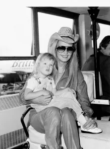 Occupation M Gallery: Twiggy actress with her daughter Carly arriving at Heathrow Airport from LA. June 1981