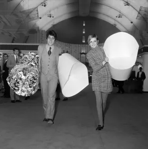 01159 Gallery: Twiggy with her manager, Justin de Villeneuve carrying some of the paper chairs at