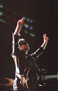 Mirror/1200to1299 01209/u2 concert zoo tv tour cardiff arms park Mirror/1200to1299 01209/u2 concert zoo tv tour cardiff arms park