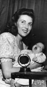 Vera Lynn shows off her recently born daughter Virginia Vera Lynn shows off her recently born daughter Virginia