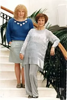 Images Dated 10th June 1994: VICTORIA WOOD AND JULIE WALTERS AT A PHOTOCALL FOR PAT & MARGARET 10 / 06 / 1994