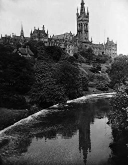 Views Glasgow University with the River Kelvin flowing alongside