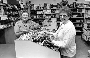 Images Dated 12th January 1989: Volunteers at work in the new general shop at Walsgrave hospital, Coventry