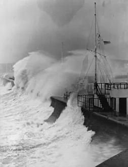 Waves batter Haldon Pier, Torquay January 1992 Waves batter Haldon Pier, Torquay January 1992