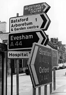 Images Dated 16th June 1989: Every which way but Newport, a signpost in the centre of Moreton-in Marsh