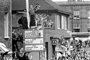Images Dated 4th May 1975: West Ham fans try to get a good view above the crowds during the West Ham victory parade