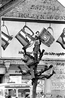Images Dated 4th May 1975: West Ham fans try to get a good view above the crowds during the West Ham victory parade