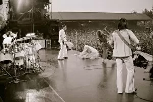 Images Dated 31st May 1976: The Who in Concert - May 1976 Roger Daltrey on stage singing at the Charlton