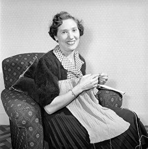 Images Dated 30th November 2007: Woman at home knitting. Circa 1955 A119-003