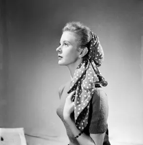 Women modelling an adaptable scarf. June 1952 C3240 Women modelling an adaptable scarf. June 1952 C3240