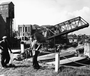 Workman repair the railings on Victoria Dock basin as in the background the new Drypool Workman repair the railings on Victoria Dock basin as in the background the new Drypool