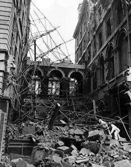 00154 Gallery: Workmen search the remains of St Thomass Hospital London after a WW2 air attack 1940
