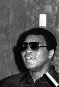 World Heavyweight Title fight between challenger Muhammad Ali World Heavyweight Title fight between challenger Muhammad Ali