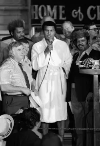 World Heavyweight Title fight between challenger Muhammad Ali World Heavyweight Title fight between challenger Muhammad Ali