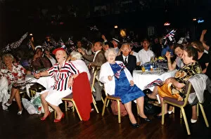 Images Dated 8th May 1995: World War Two - Second World War - 50th Anniversary VE Day Celebrations at the Mayfair in