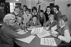 Images Dated 10th October 1988: Write on... Mrs Margaret Kendall teaches youngsters at Scissett Middle School about