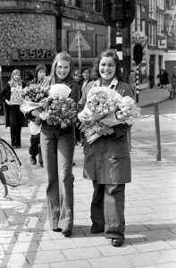 Mirror/0000to0099 00069/young girls amsterdam holding bunches tulips Mirror/0000to0099 00069/young girls amsterdam holding bunches tulips