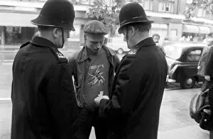 Images Dated 6th August 1977: Youth Culture, punk rockers on the street clash with the police
