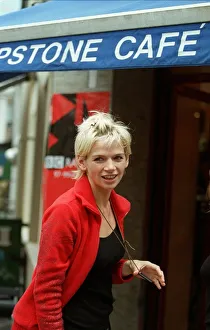 Mirror/0100to0199 00126/zoe ball radio tv presenter september 98 radio Mirror/0100to0199 00126/zoe ball radio tv presenter september 98 radio