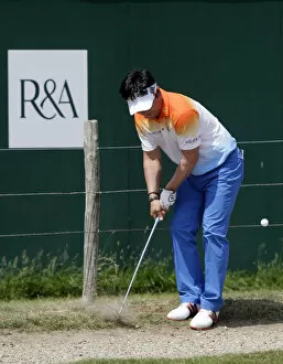 Chip Gallery: Ye Yang Plays His Chip To 18th Green
