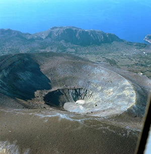 Images Dated 12th December 2007: Aeolian Islands: Vulcano; a crater