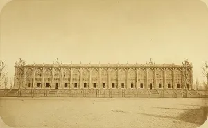 Building with arcade