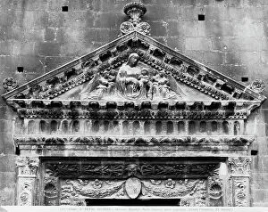 Images Dated 27th April 2009: Detail of the central entrance of the Palazzo dell'Annuziata, Sulmona